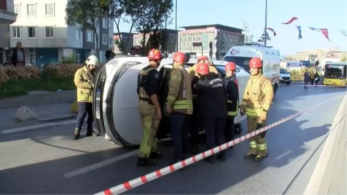 Şişli\'de Kaza: Otomobil Kaldırıma Çarptı, Trafikte Yoğunluk Oluştu