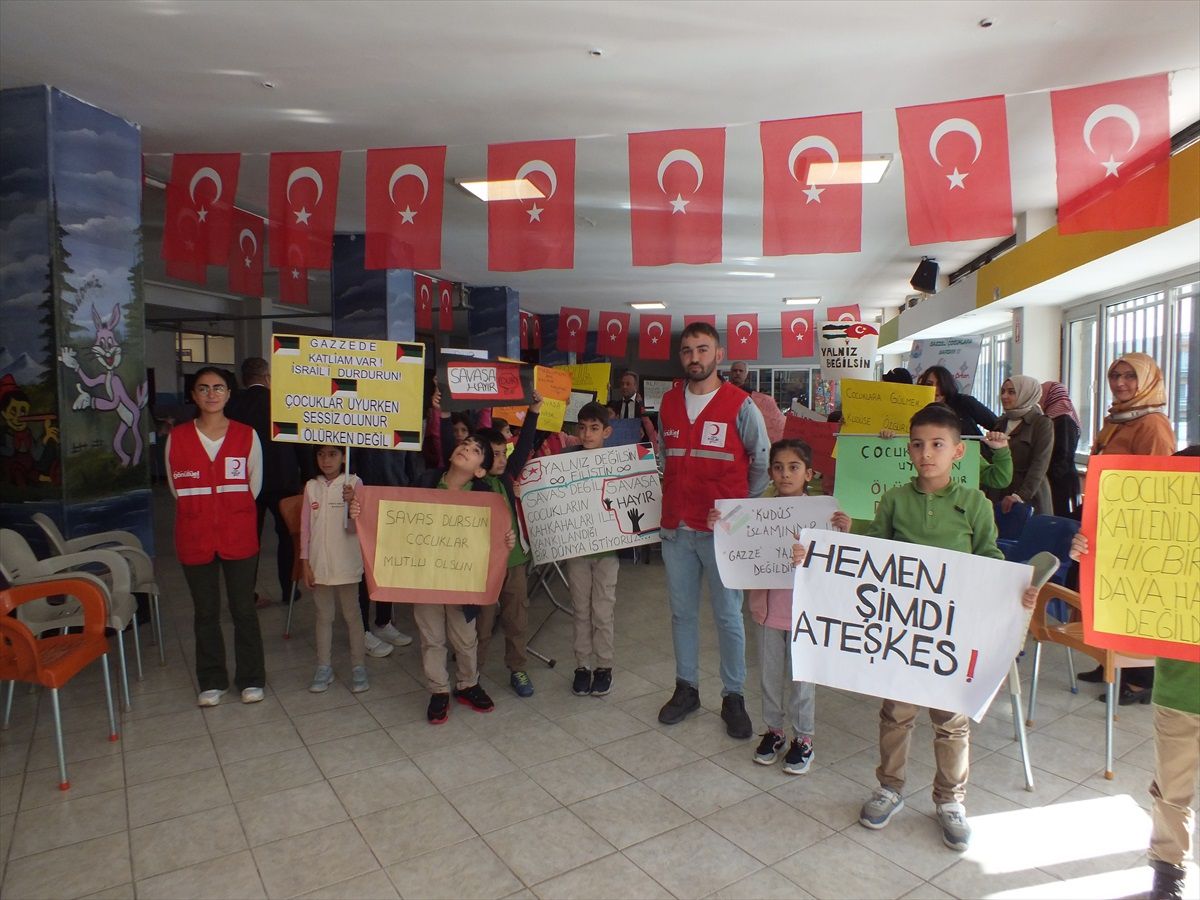 Sivas\'ta İlkokul Öğrencilerinden Filistin\'e Yardım