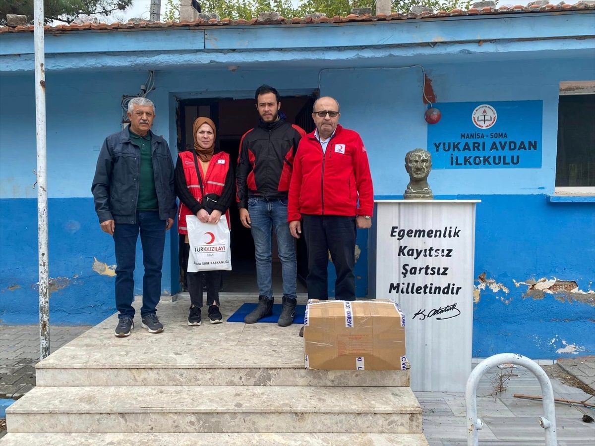 Kızılay, Soma'daki ihtiyaç sahibi öğrencilere kıyafet yardımı yaptı