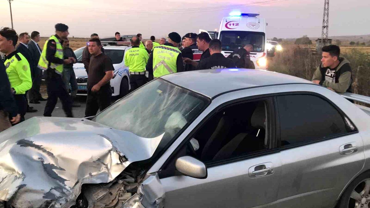 Edirne\'de Polis Aracı Traktörle Çarpıştı: İki Polis Yaralandı