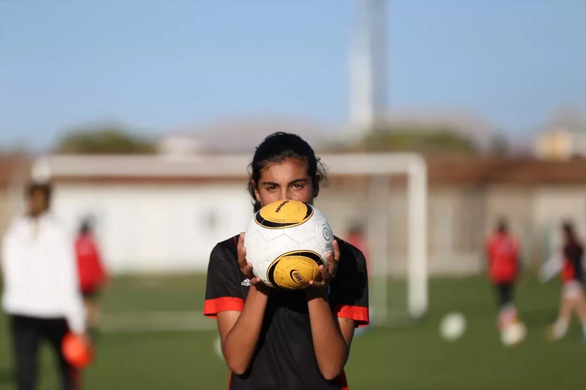 Van Büyükşehir Belediyesi Kadın Futbol Takımı Oyuncusu Şilan Akbal, Milli Takımda Gurur Yaşıyor