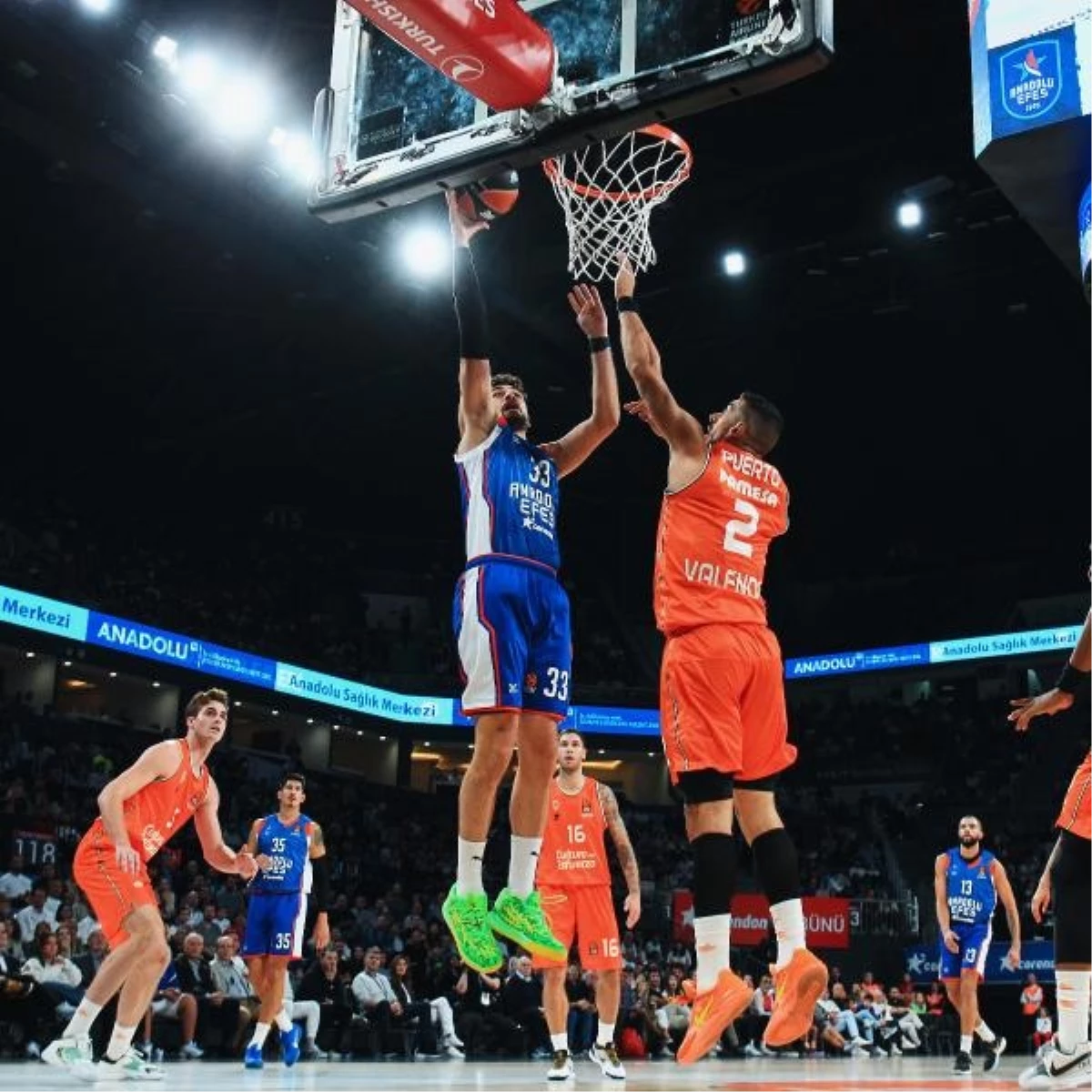 Anadolu Efes, Valencia Basket\'i 77-73 mağlup etti