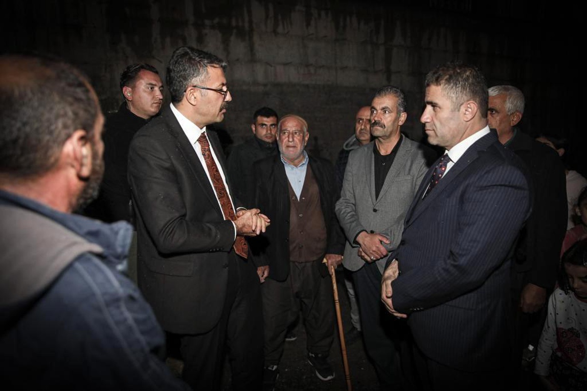 Hakkari Valisi Ali Çelik, vatandaşların taleplerini yerinde dinliyor