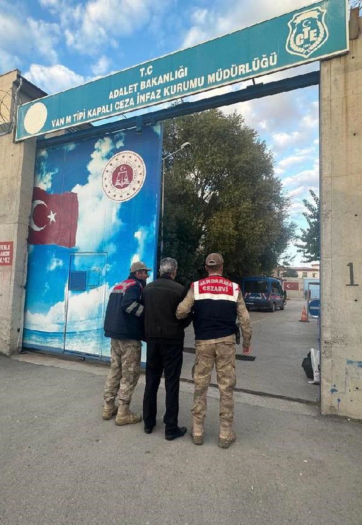 Van'da 54 Afganistanlı kaçak göçmen yakalandı, bir organizatör tutuklandı