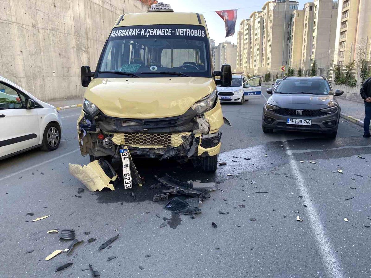 Küçükçekmece\'de Minibüs Otomobile Çarptı: 4 Yolcu Yaralandı