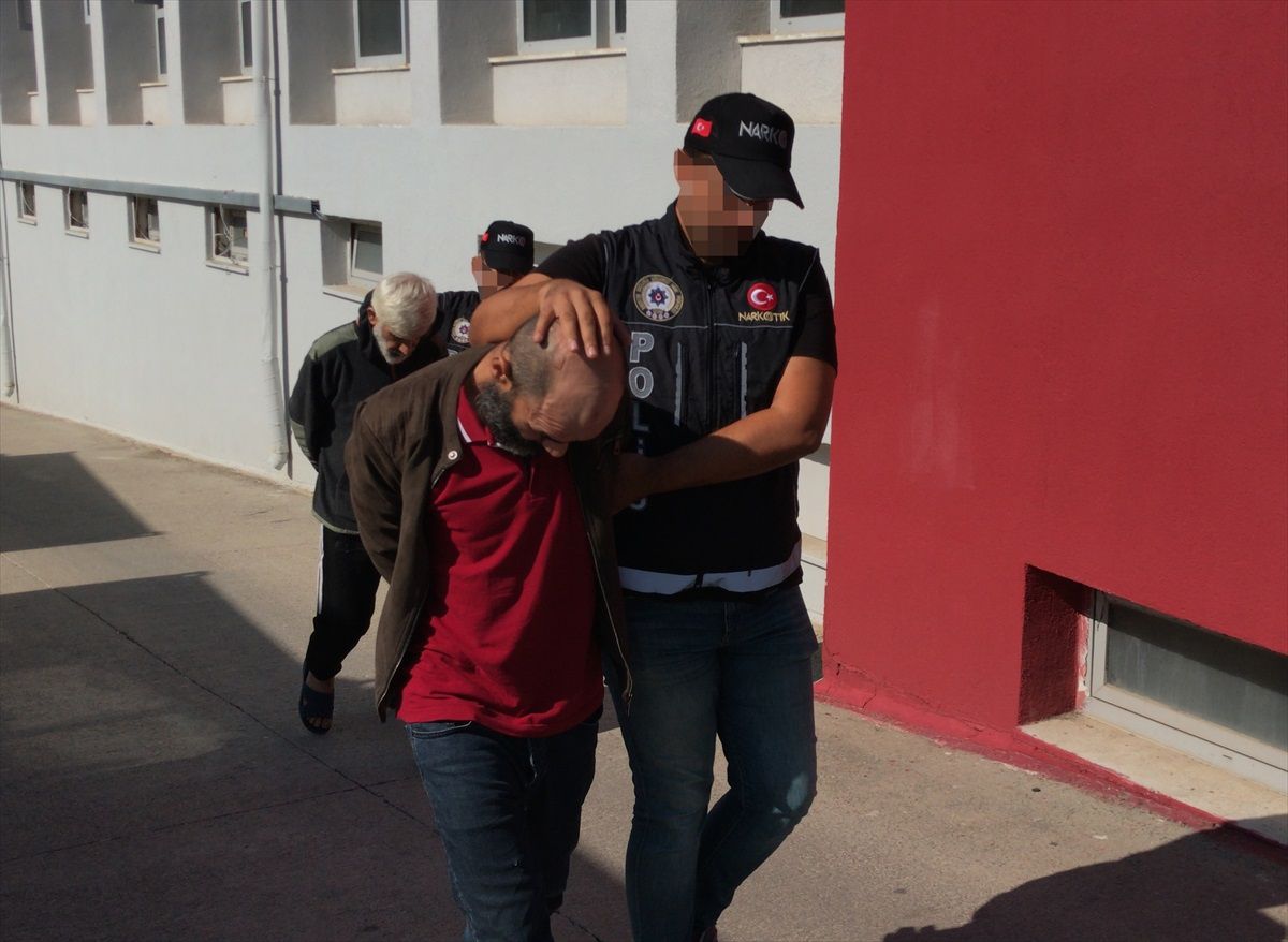 Adana\'da Uyuşturucu Operasyonu: 3 Şüpheli Tutuklandı