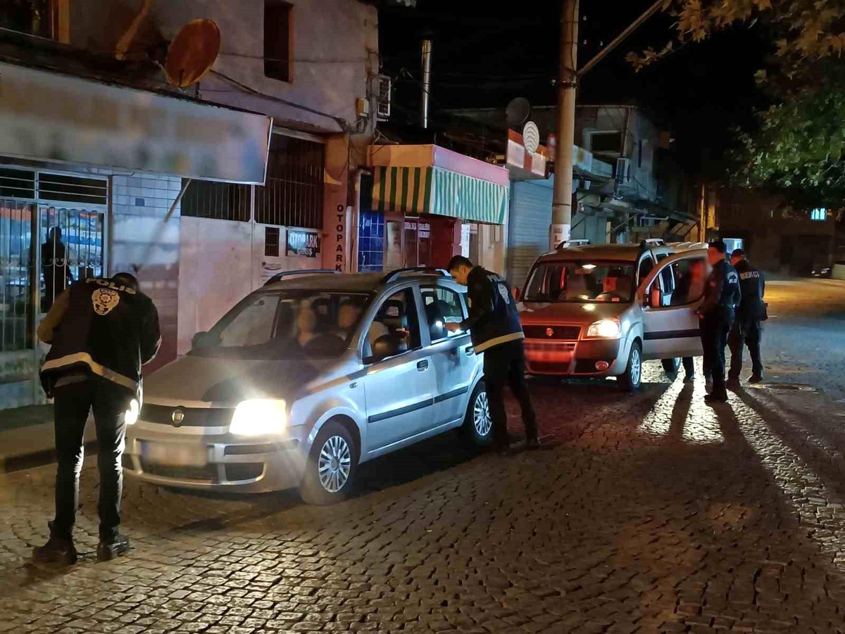 Manisa\'da yapılan uygulamada 9 kişi yakalandı, 43 araç sürücüsüne ceza kesildi