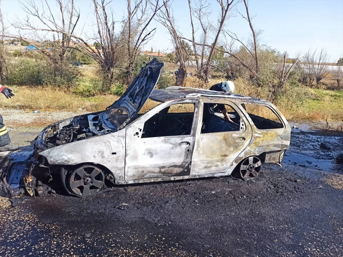 Aksaray\'da seyir halindeyken alev alan otomobilin sürücüsü yaralandı