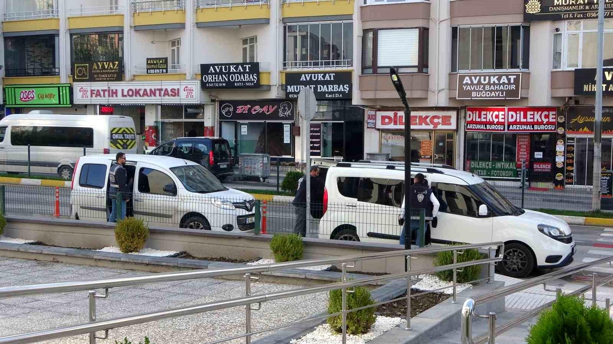 Çorum\'da alıkoydukları kişi gasp eden 3 kişi gözaltına alındı