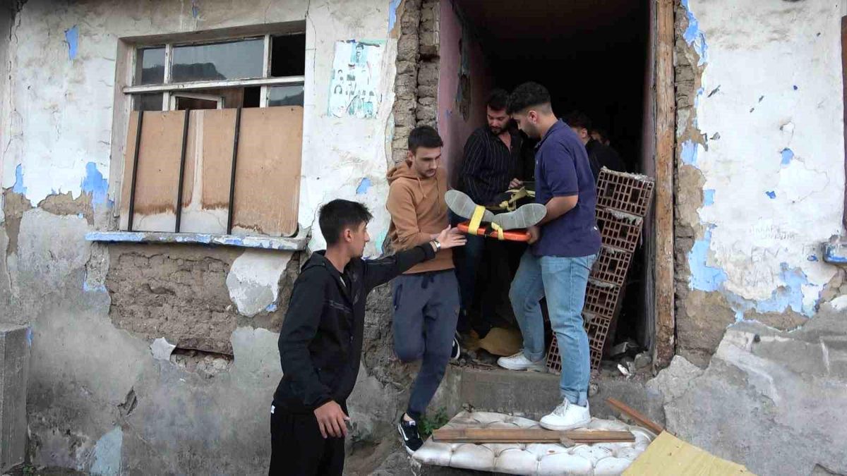 Bursa\'da Alkol Alan Kişi Manzaralı Yerden Düştü