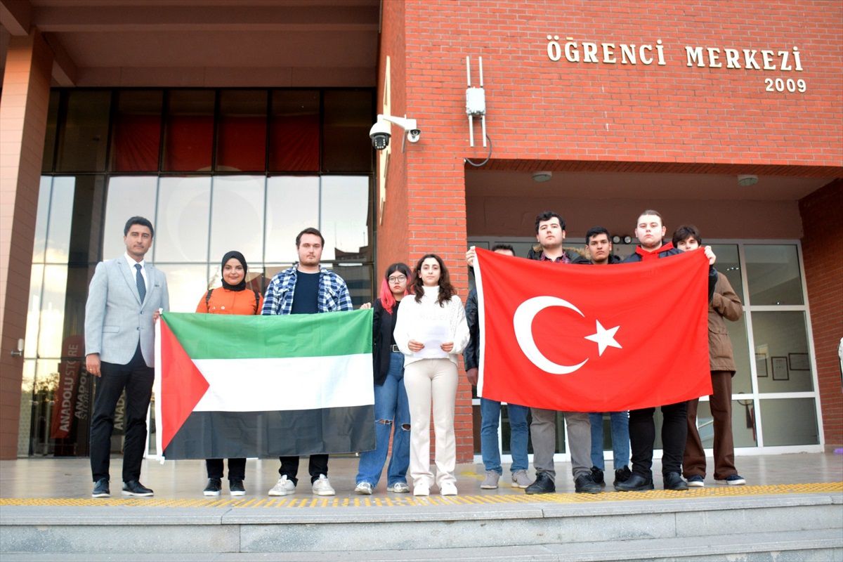 Anadolu Üniversitesi Öğrencileri İsrail\'in Filistin\'e Yönelik Saldırılarını Protesto Etti
