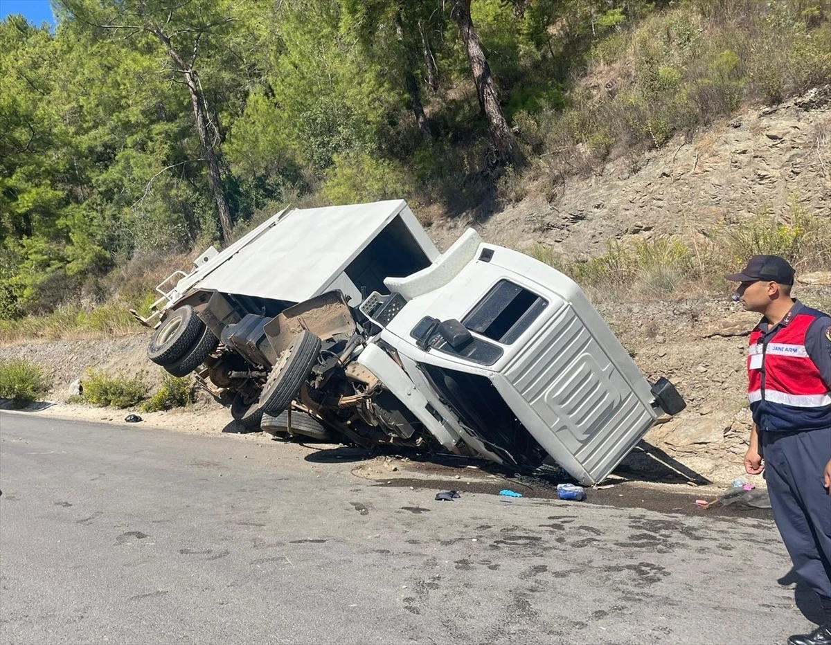 Alanya\'da çöp kamyonu devrildi: 1 ölü, 2 yaralı