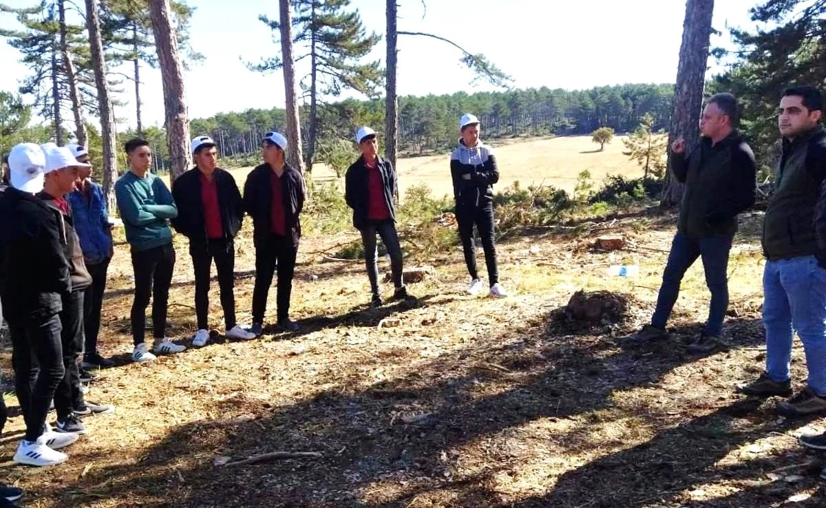 Aslanapa Orman İşletme Müdürlüğü Şefleri ve memurları tarafından Anadolu Lisesi öğrencilerine mesleki bilgilendirme çalışması yapıldı