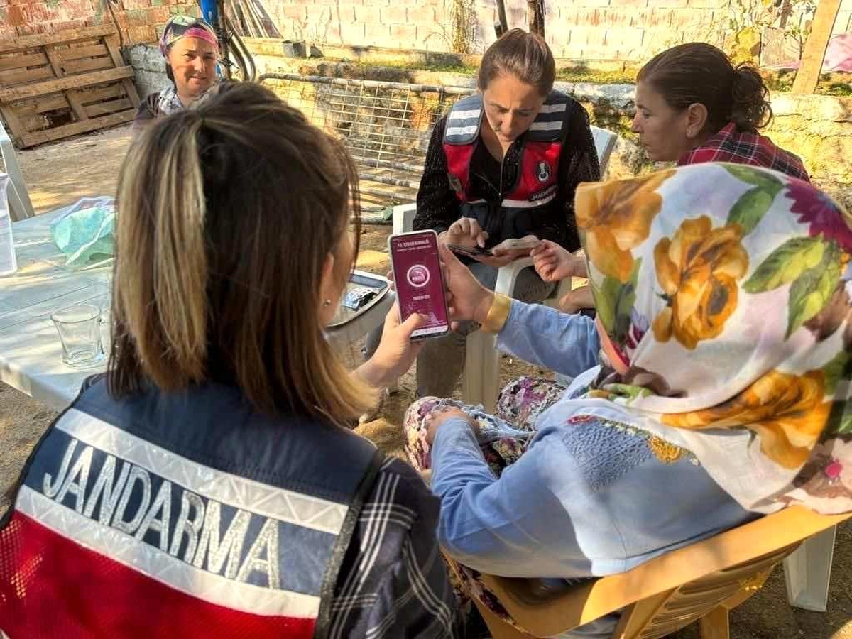 Aydın\'da Kadınlara KADES Uygulaması Anlatıldı