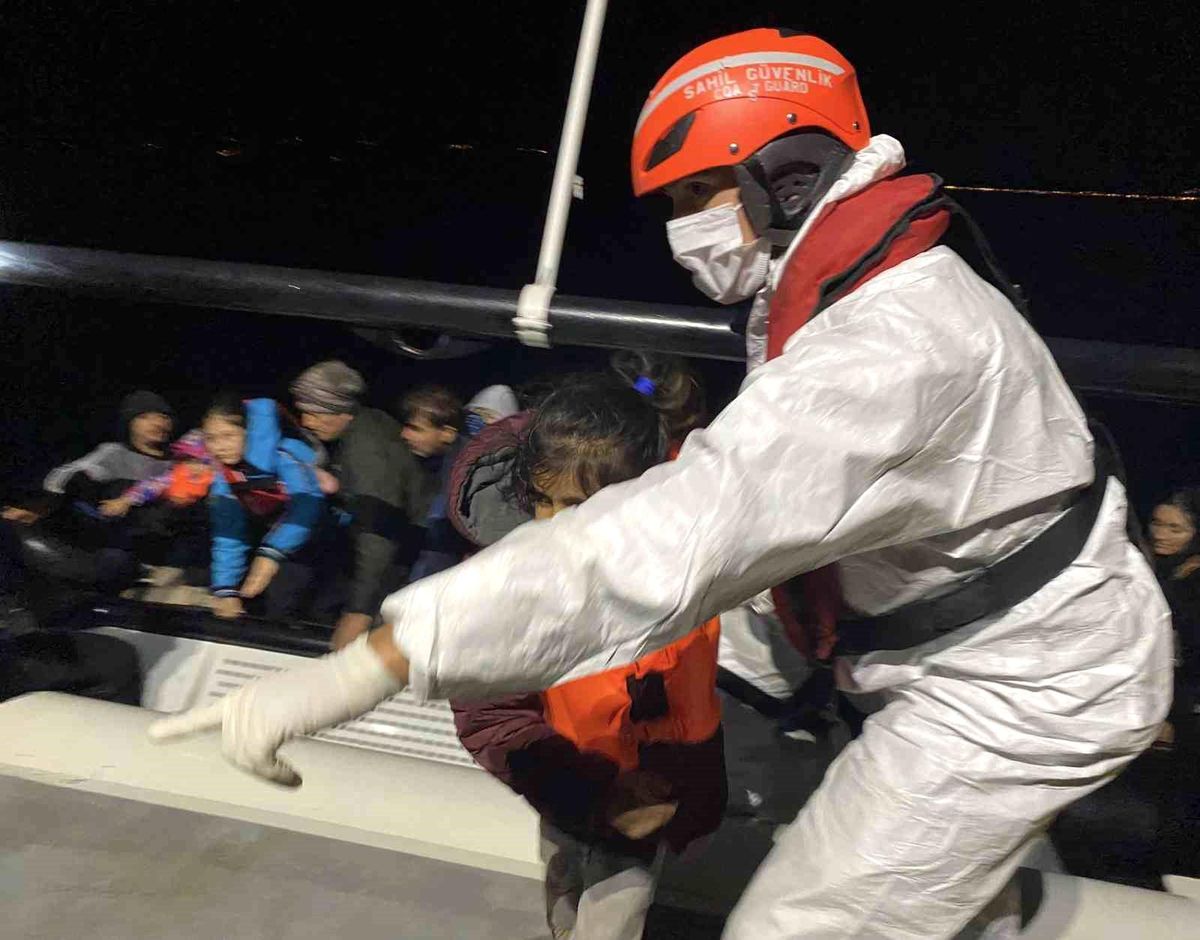Yunan Sahil Güvenlik Ekipleri Tarafından Türk Karasularına Geri İtilen 35 Kaçak Göçmen Kurtarıldı