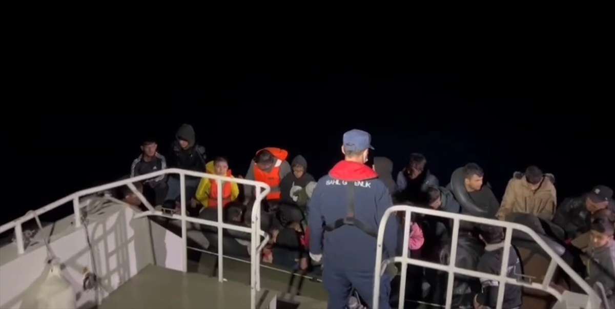 Ayvalık\'ta Midilli Adası\'na geçmeye çalışan 46 düzensiz göçmen yakalandı