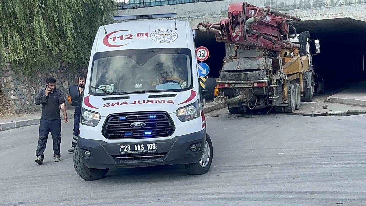 Elazığ\'da beton pompa aracının alt geçide çarpması sonucu 2 kişi yaralandı