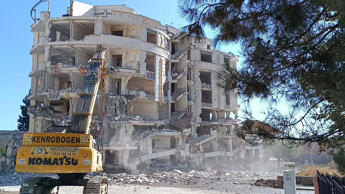 Gaziantep\'teki Beyaz Saray Apartmanı İş Makinesiyle Yıkılmaya Başlandı