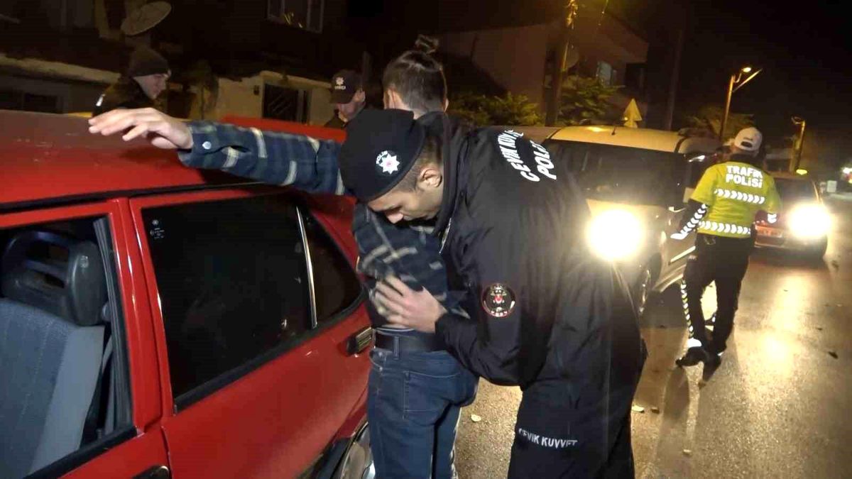 Bursa\'da \'huzur\' denetimi: Aranan kişiler ve silahlar ele geçirildi