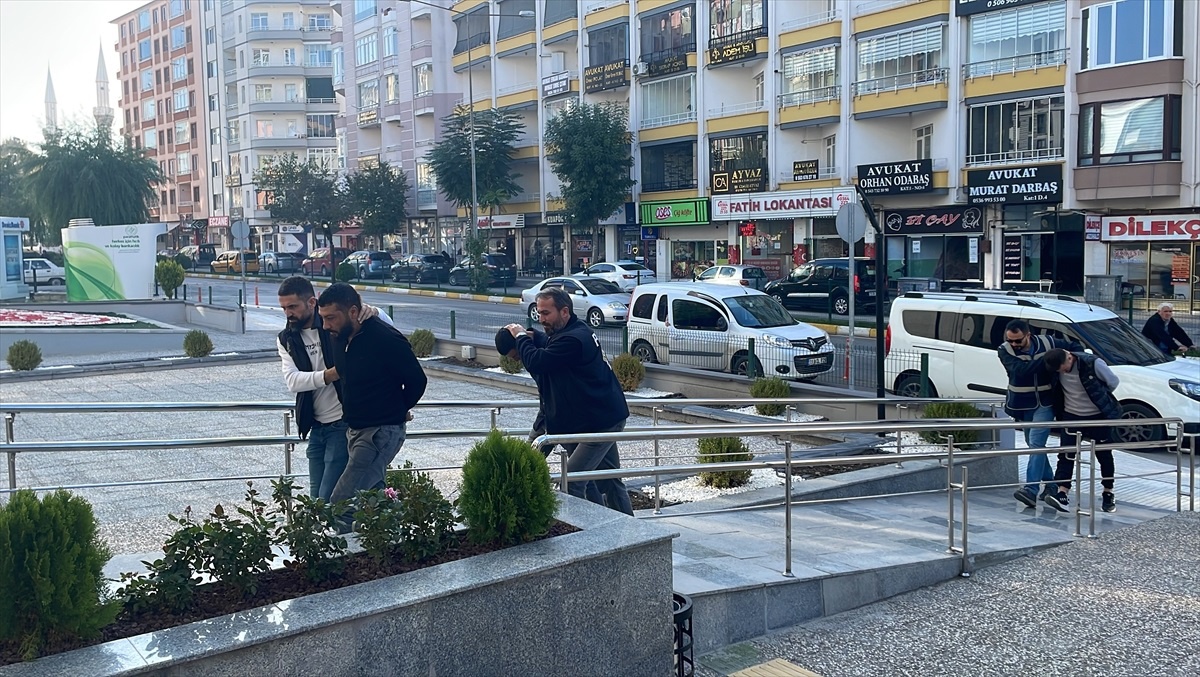 Çorum\'da silah tehdidiyle alıkoydukları kişinin parasını alan 3 şüpheli tutuklandı