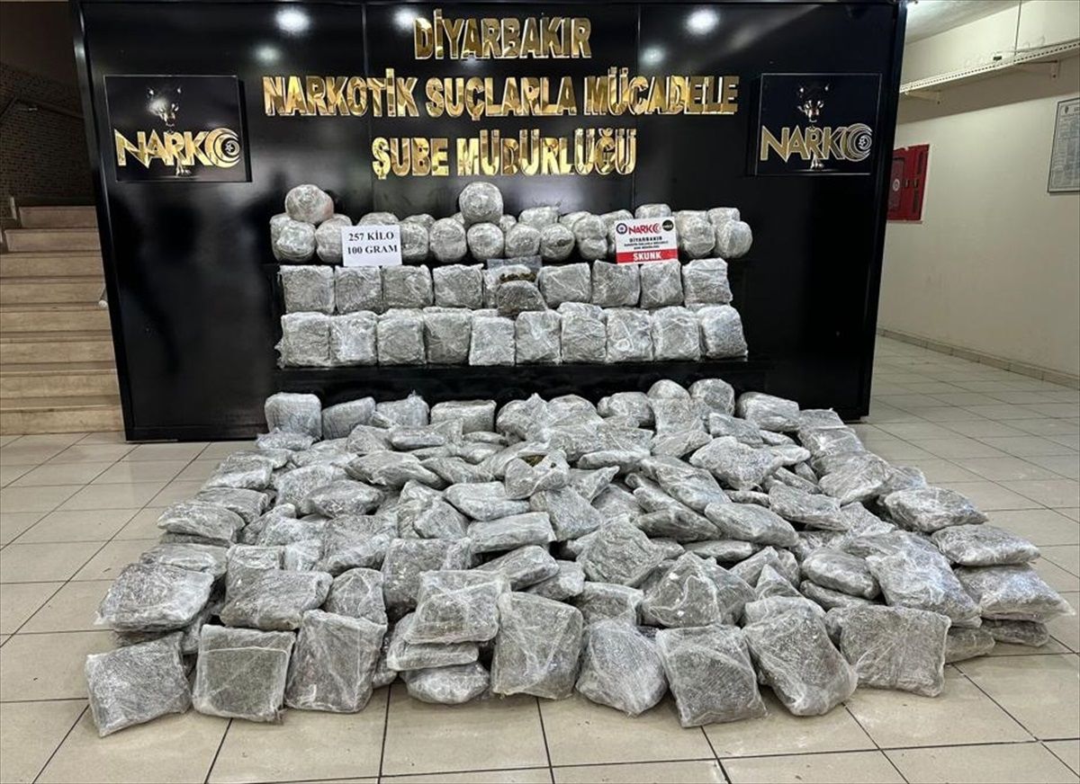 Diyarbakır\'da minibüste 257 kilo 100 gram skunk ele geçirildi
