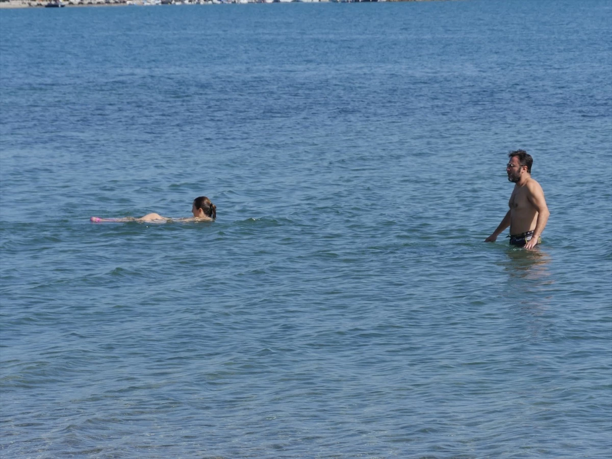 Balıkesir\'de Havanın Sıcaklığı Plajlara Akın Ettirdi