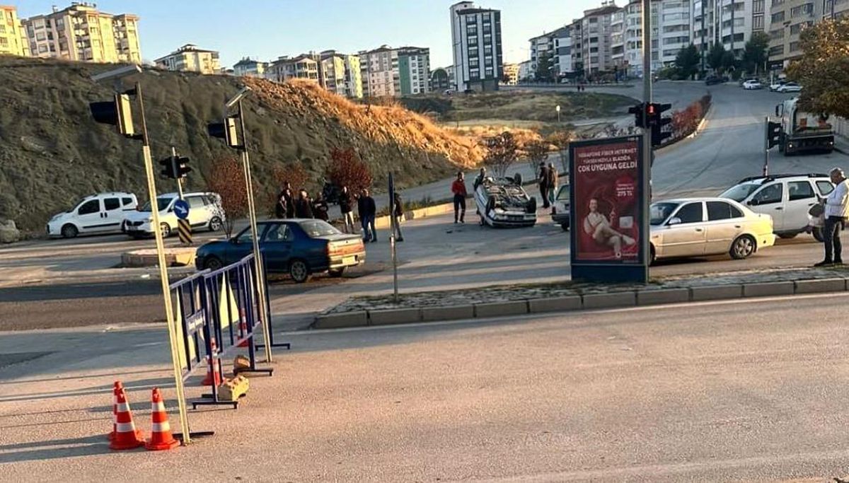 Elazığ\'da iki otomobilin çarpışması sonucu meydana gelen trafik kazasında 1 kişi yaralandı