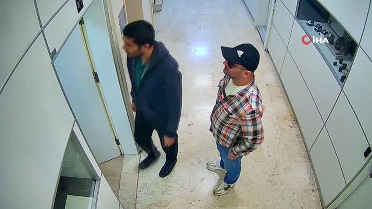 İstanbul Fatih\'te Kuyumcu Gaspı: Polis Yelekli Şüpheli Çalışanları Darp Ederek 200 Bin TL ve 50 Bin Dolar Çaldı