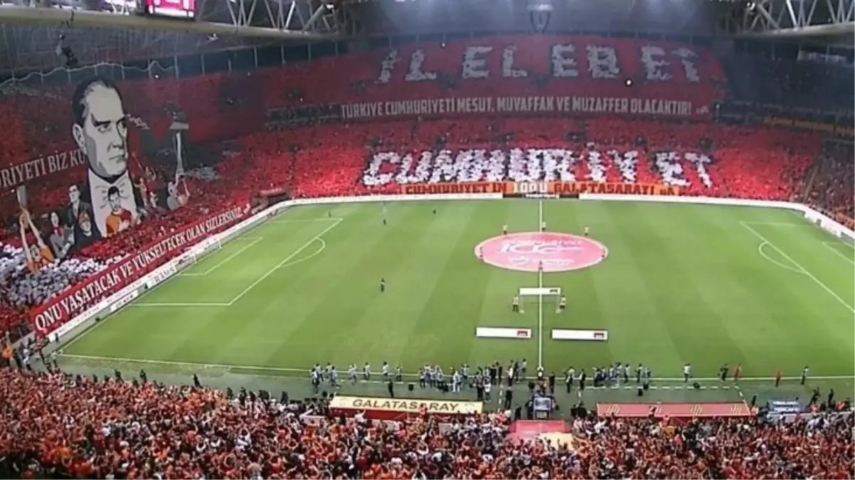 Tüyler diken diken! Galatasaray\'dan Cumhuriyet\'in 100. yılına özel koreografi