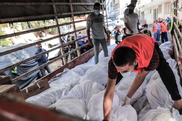 Gazze'de hayatını kaybedenler toplu mezarlara gömülüyor Gazze'de hayatını kaybedenler toplu mezarlara gömülüyor