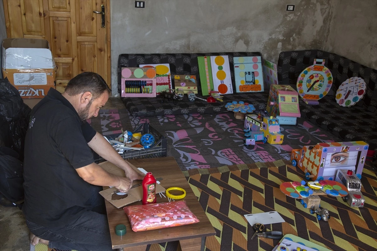 Suriyeli öğretmen atık malzemelerle eğitim araçları üretiyor