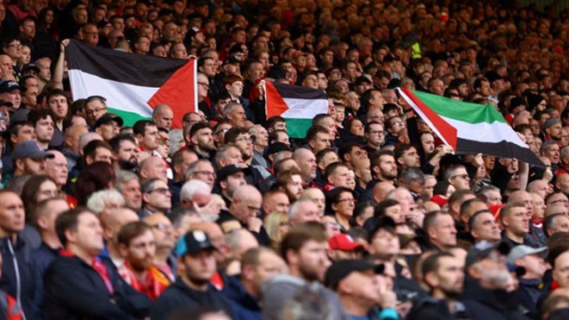 İngilizler de tepkisini koydu! Liverpool-Everton derbisinde Gazze için destek pankartı açıldı