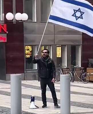 Iraklı Salwan Momika İsrail bayrağı açarak Kur'an-ı Kerim'e saldırdı Iraklı Salwan Momika İsrail bayrağı açarak Kur'an-ı Kerim'e saldırdı