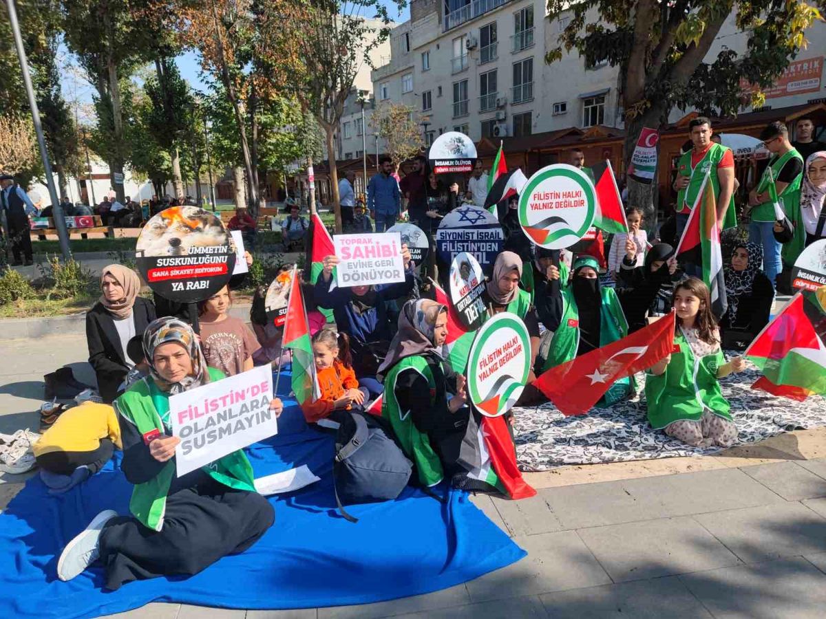 İsrail\'in Filistin\'e yönelik saldırılarını protesto etmek için kadınlar sessiz oturma eylemi başlattı