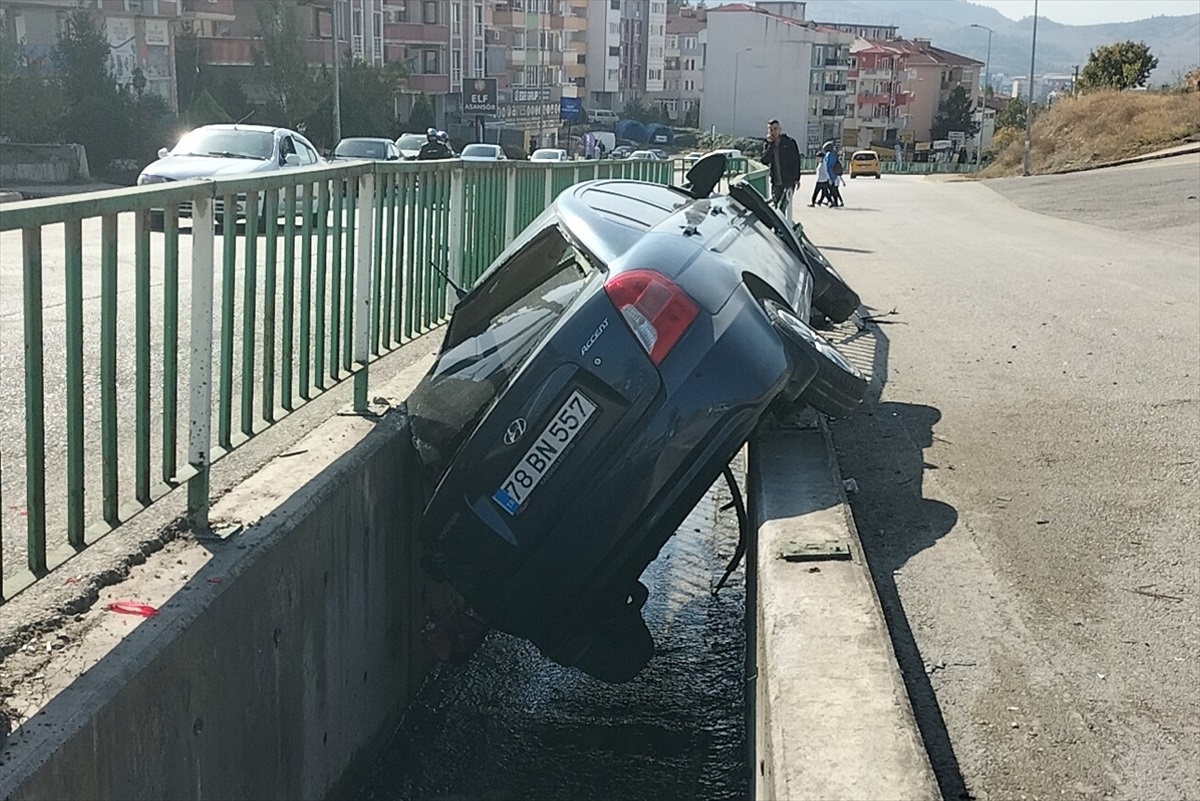 Karabük\'te demir korkuluklara çarpan otomobilin sürücüsü yaralandı