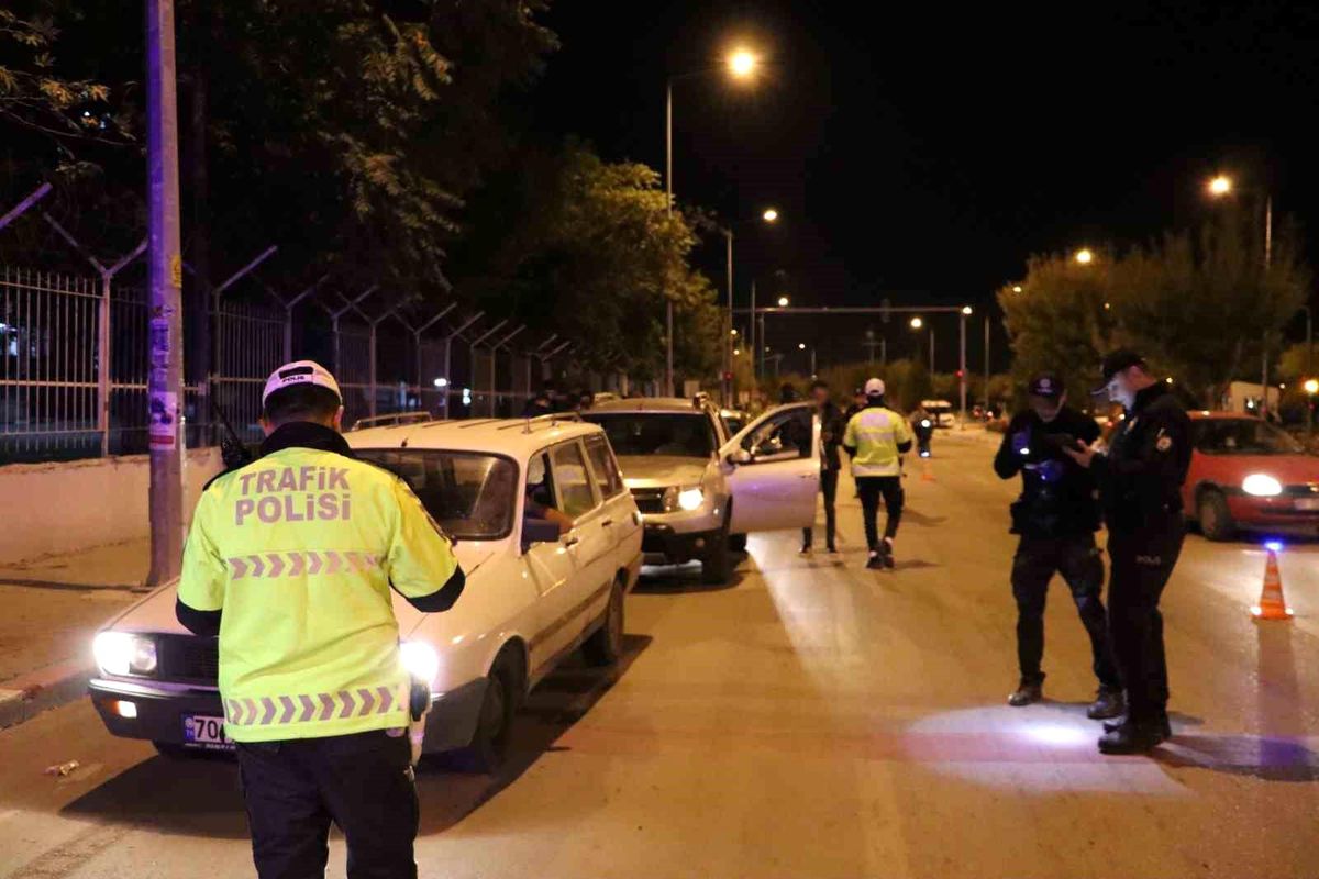 Karaman\'da Asayiş Uygulamaları: Uyuşturucu ve Silah Ele Geçirildi, 21 Kişi Yakalandı