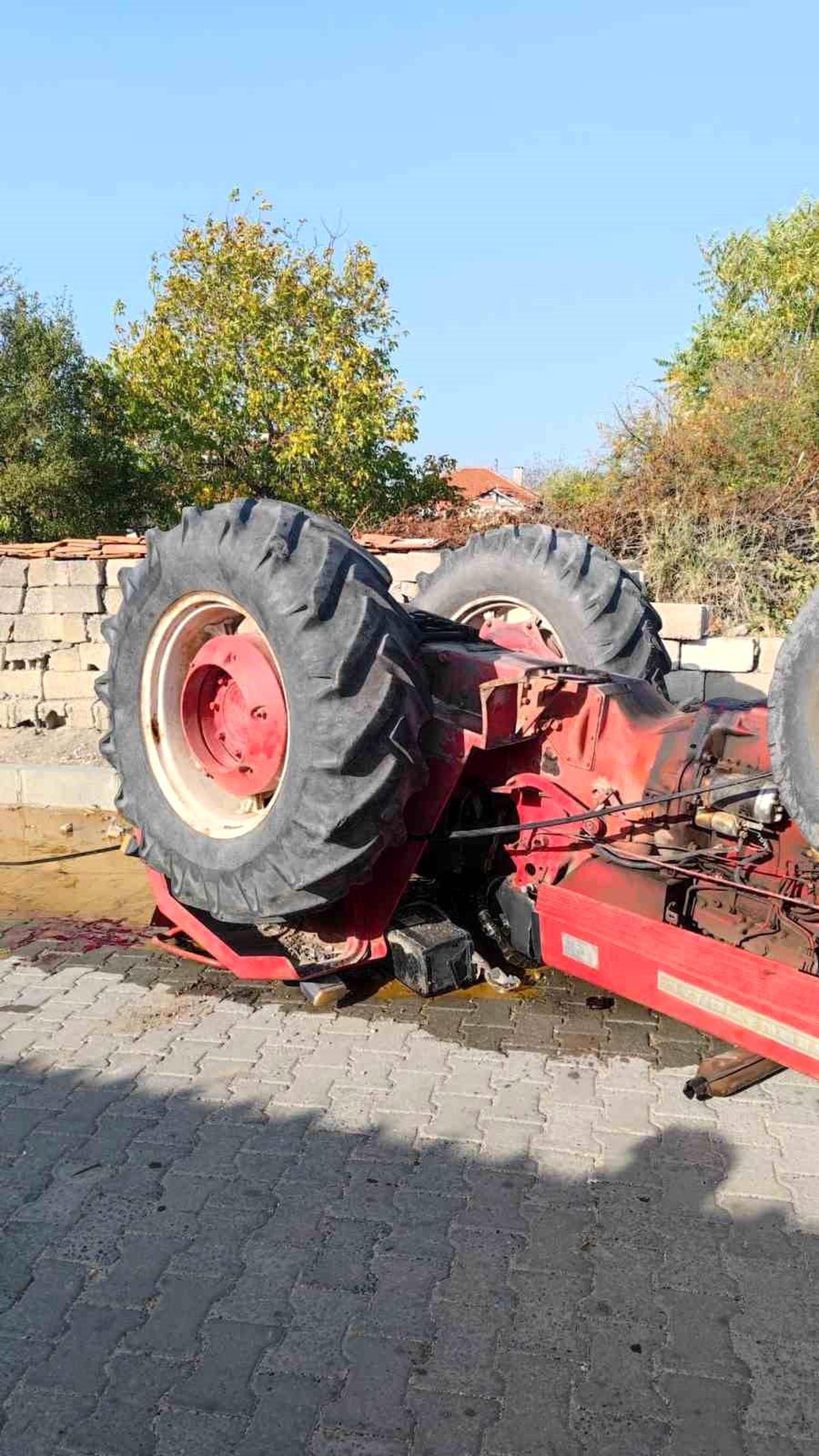 Kırklareli\'nde traktör devrildi, 2 kişi yaralandı