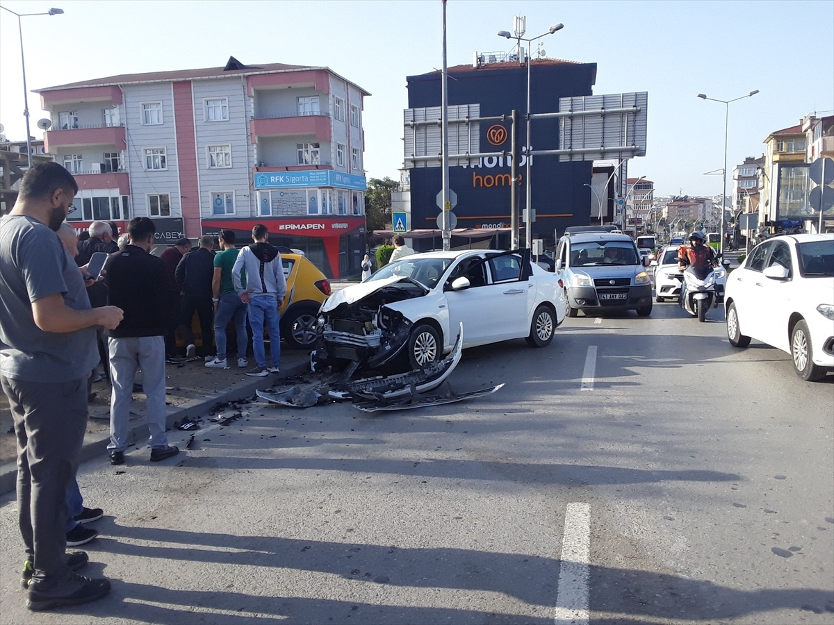 Gebze\'de taksi ile otomobil çarpıştı: 4 yaralı