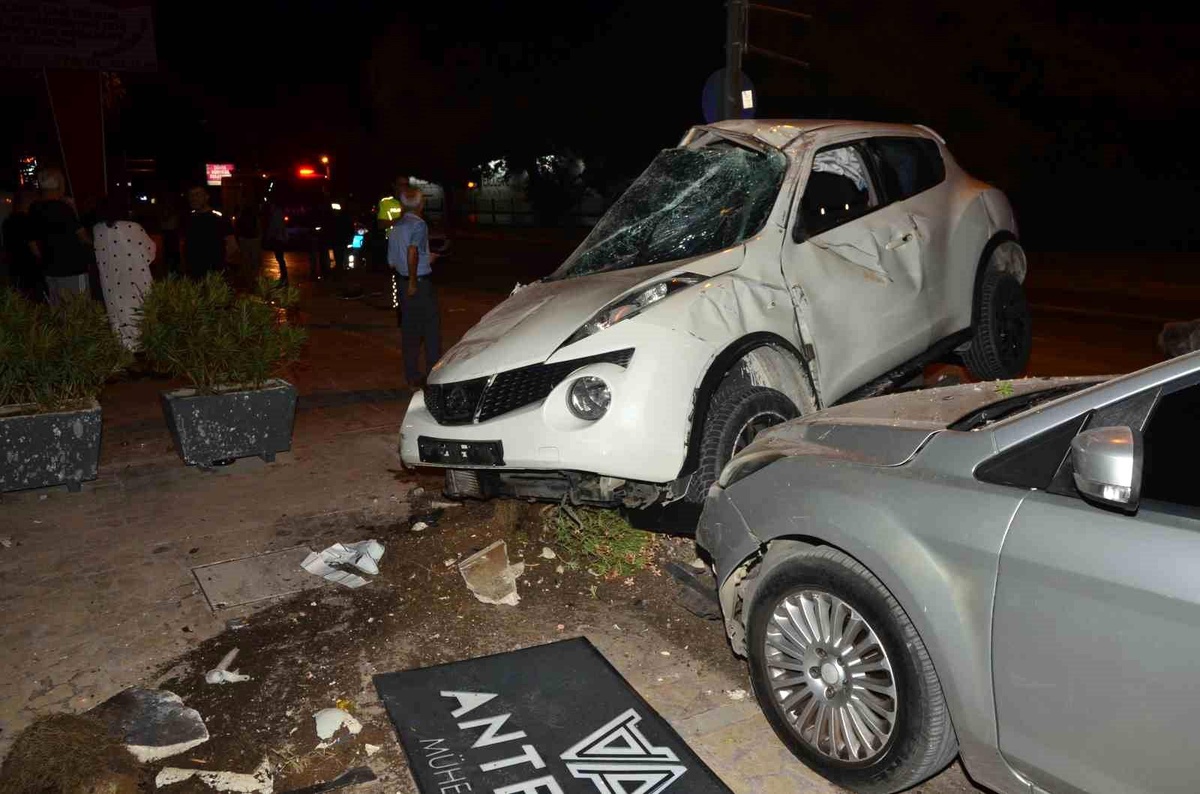 Antalya\'da Kontrolden Çıkan Otomobil Takla Attı: 1 Yaralı
