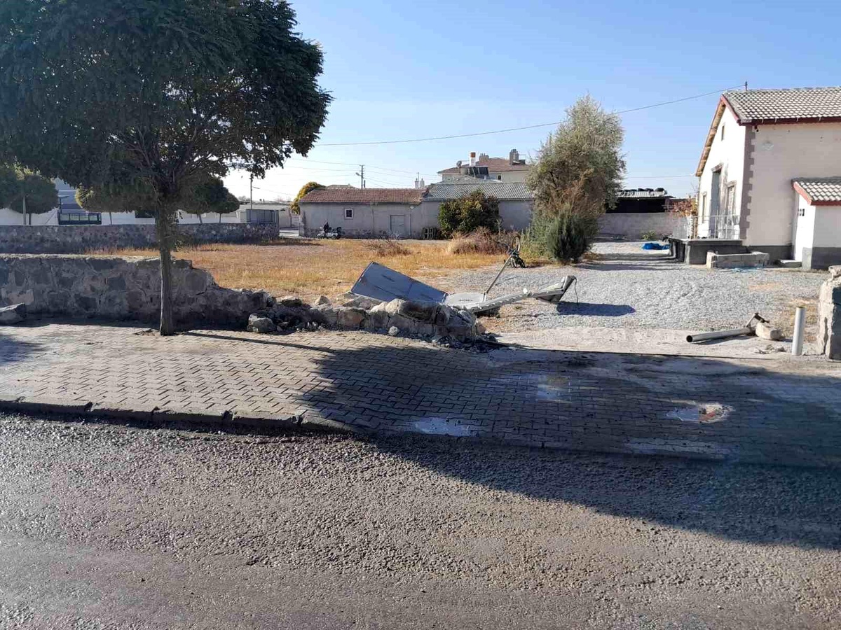 Konya\'da Otomobilin Motosiklete Çarpması Sonucu 1 Ölü, 2 Yaralı