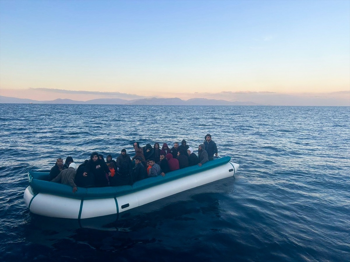 Kuşadası açıklarında Yunanistan unsurlarınca itilen 75 düzensiz göçmen kurtarıldı