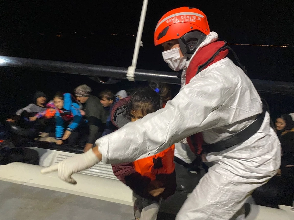 Çanakkale\'de Yunanistan unsurlarınca geri itilen 35 düzensiz göçmen kurtarıldı