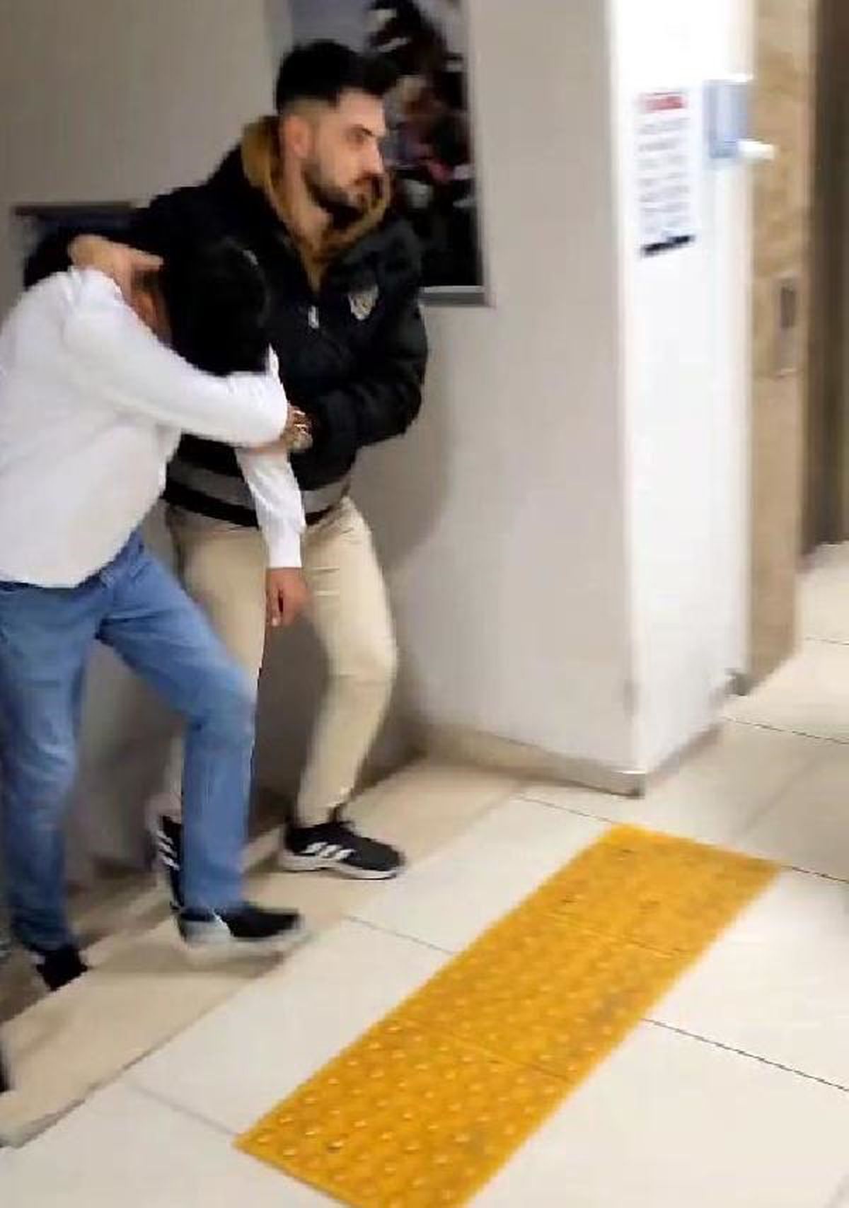 Liselilerin 'kız meselesi' kavgasında darbedilip, bıçaklandı; o anlar kamerada (2)