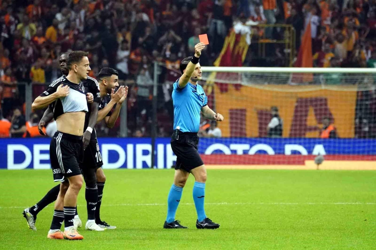Beşiktaş\'ın kalecisi Mert Günok, Galatasaray derbisinde kırmızı kart gördü