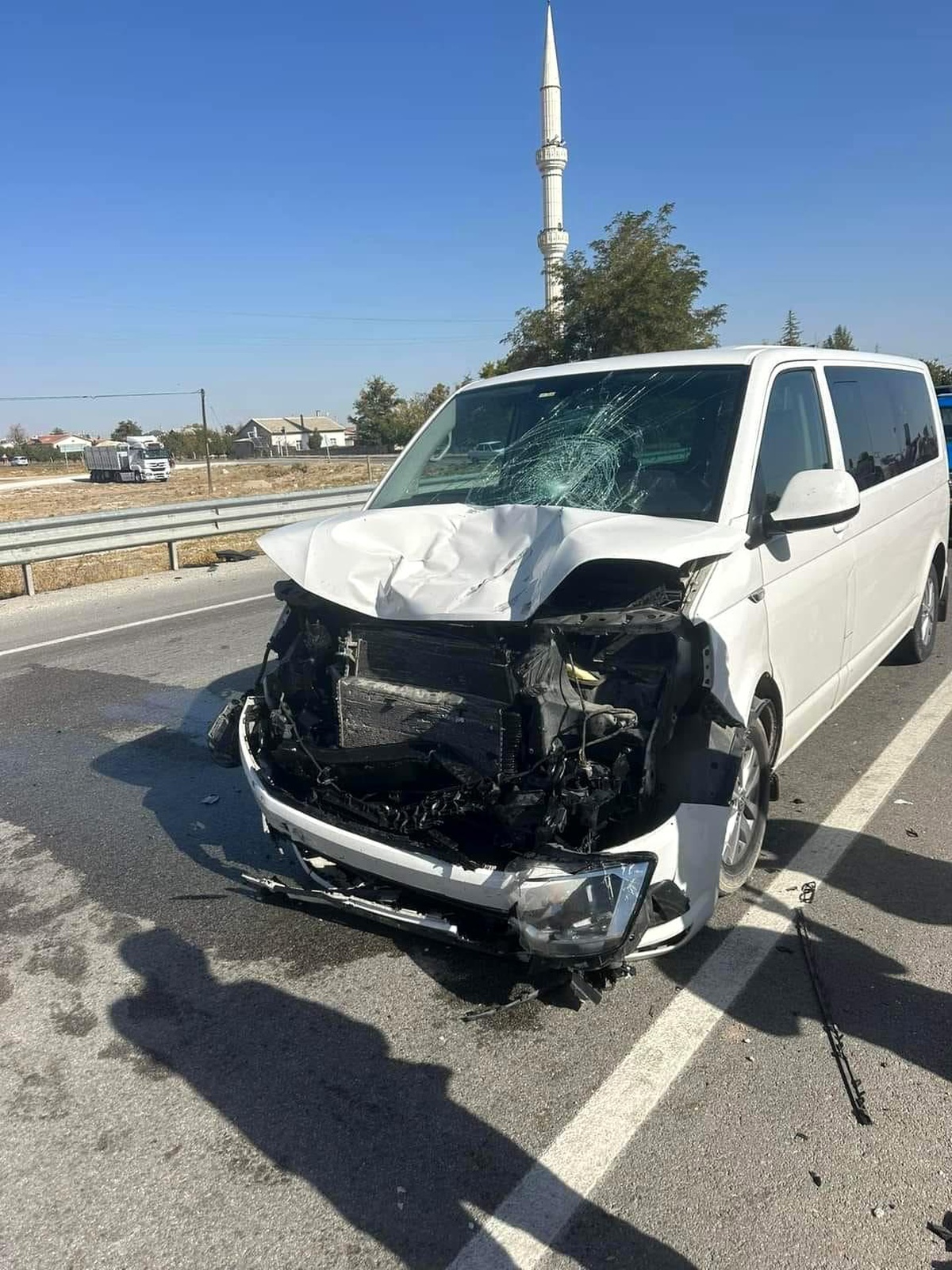 Aksaray\'da minibüs ile motosikletin çarpışması sonucu motosiklet sürücüsü ağır yaralandı
