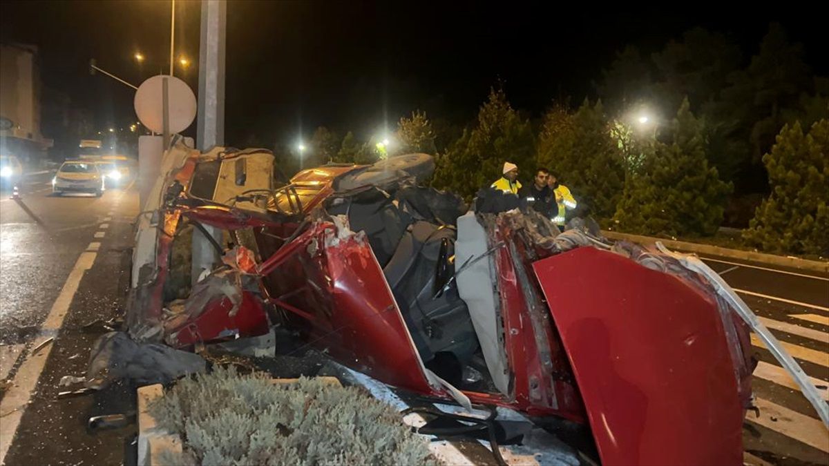 Nevşehir\'de Otomobil Refüje Çarptı: 2 Yaralı