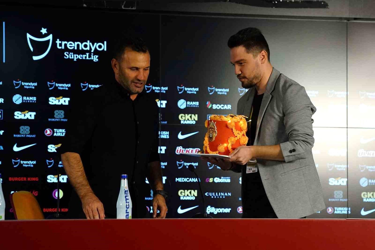 Galatasaray Teknik Direktörü Okan Buruk\'a doğum günü sürprizi