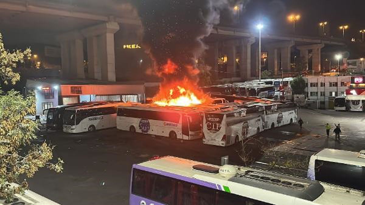 Bayrampaşa\'da Yolcu Otobüsü Alev Alev Yandı