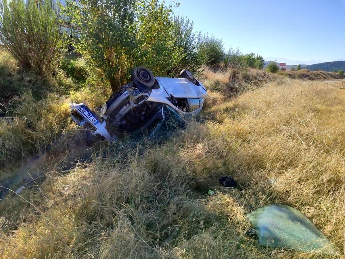 Afyonkarahisar\'da Otomobil Şarampole Devrildi: 5 Yaralı