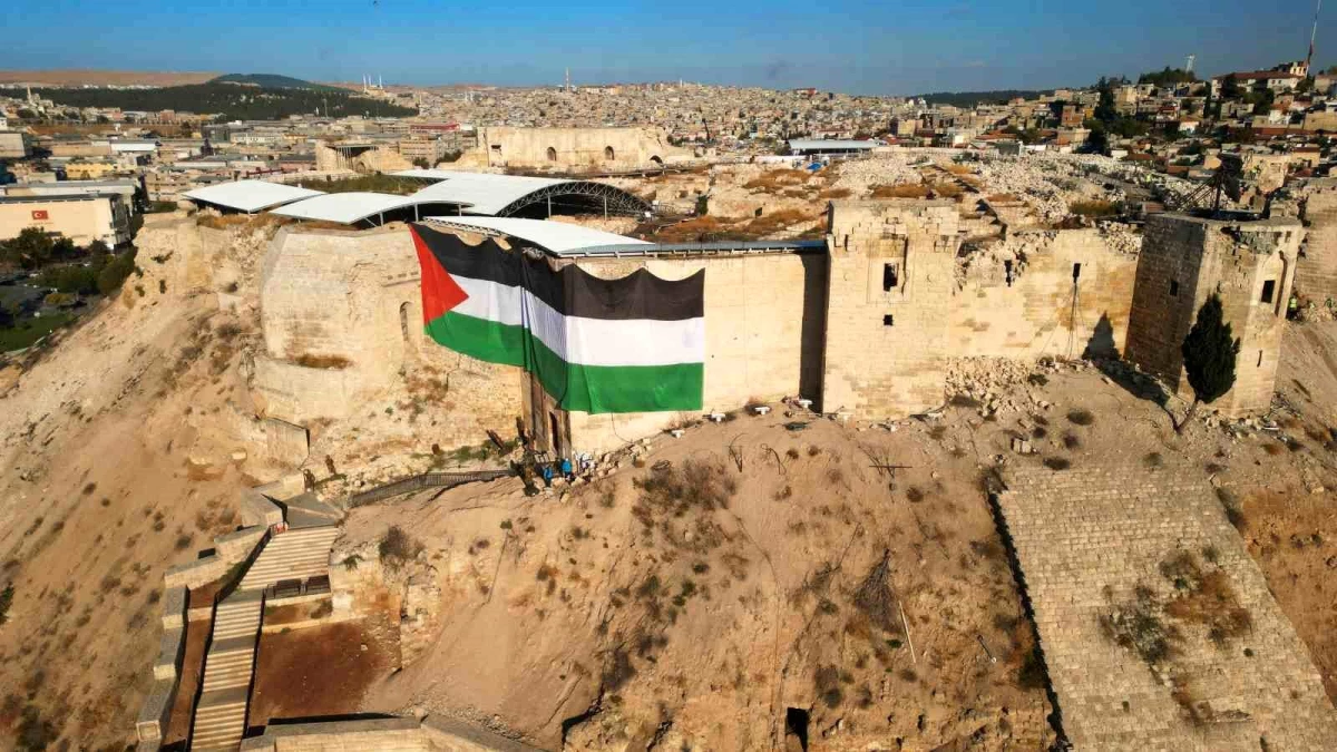 Gaziantep Kalesi\'ne Filistin Bayrağı Asıldı
